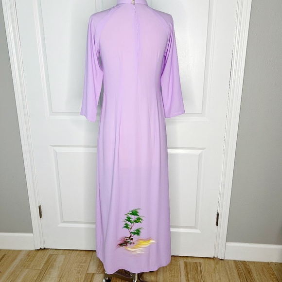 Vintage Vietnamese Áo Dài – Hand-Painted Lavender Dress Top 🌸 Fits a Small - Picture 3 of 9